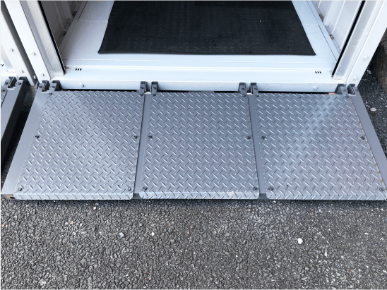 床やマットを保護する為、厚さ2.3mmの鉄板も装備